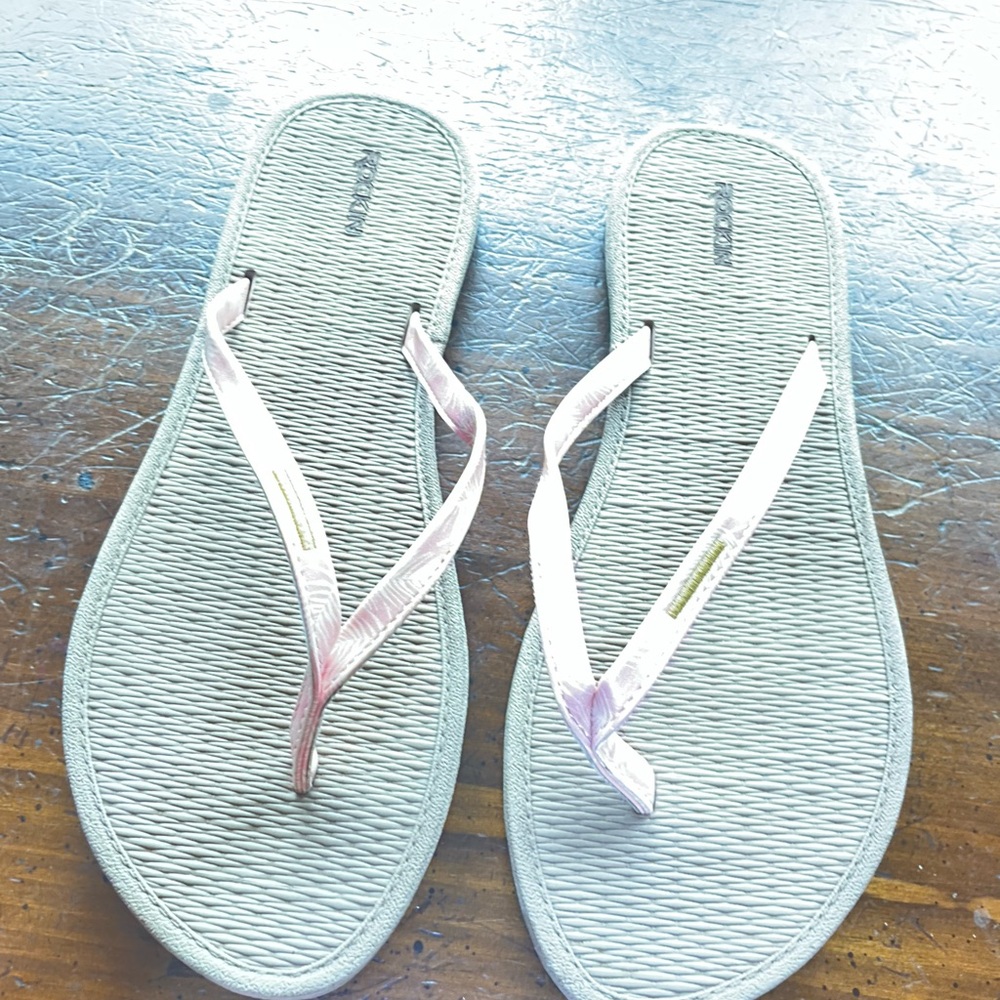 Rockin size 9.5 flip flops